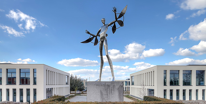 Ikaros beeldhouwwerk in Ikaros Business Park, in de buurt van de luchthaven Brussel-Nationaal
