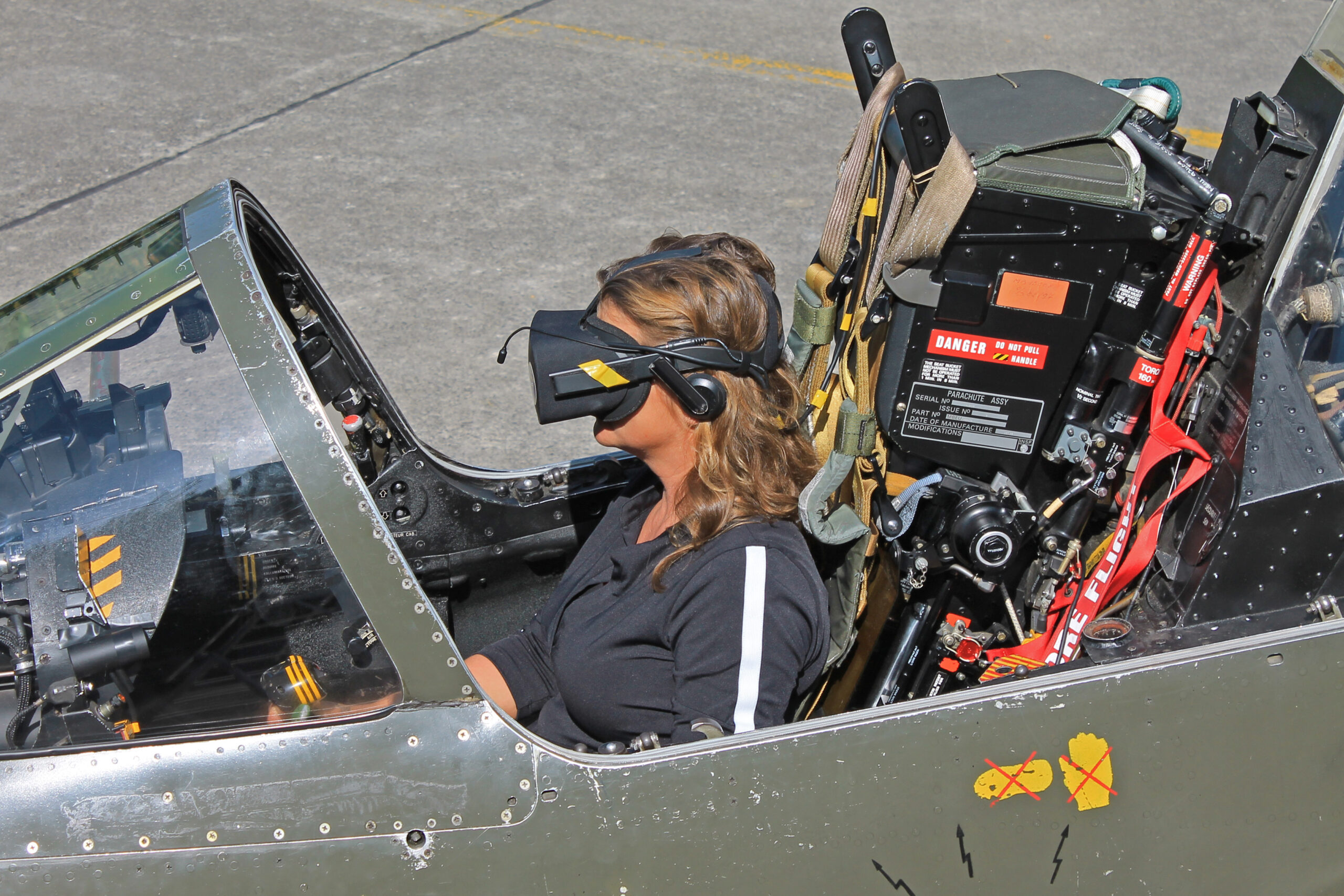 Dame in de cockpit van de Mirage 5