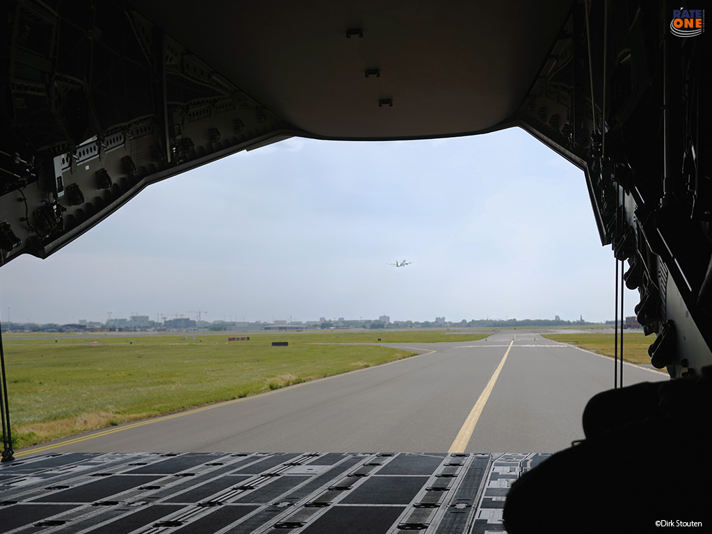Loadmaster opent cargodeuren voor frisse lucht na de landing van het luchtdefilé.